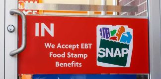 store door sign indicating EBT SNAP acceptance