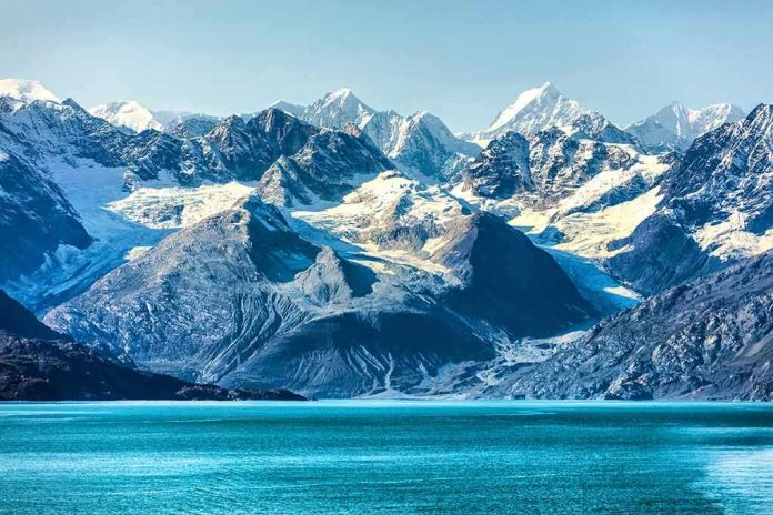 shutterstock_649579099 Snow-capped mountains with glaciers above a turquoise lake