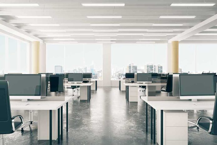 shutterstock_347975279 Open-plan office with rows of desks and monitors