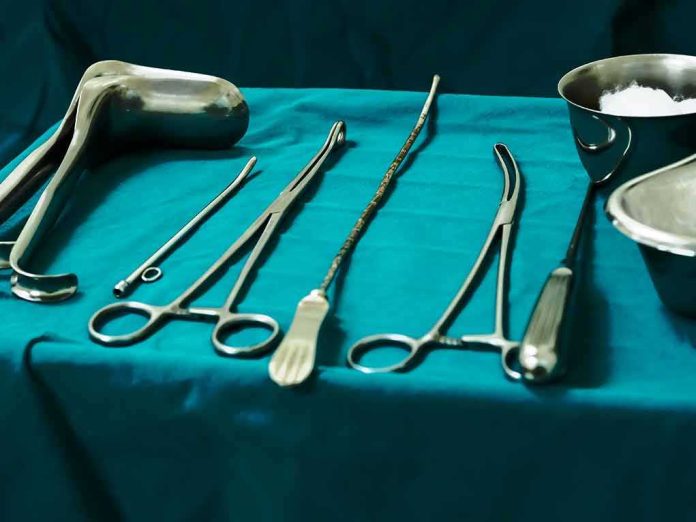 shutterstock_684626233 Surgical instruments arranged on a teal drape