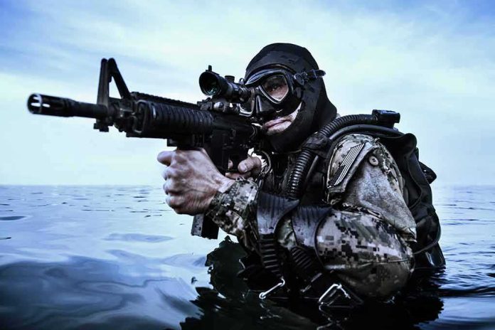 shutterstock_364879349 Combat diver aiming rifle in open water
